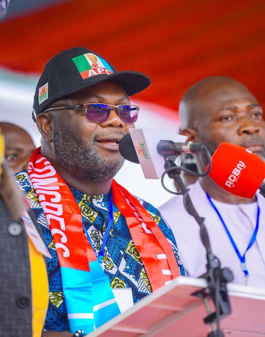 Obong Stephen Ntukekpo speaking on Governor Umo Eno’s rural development projects in Akwa Ibom State