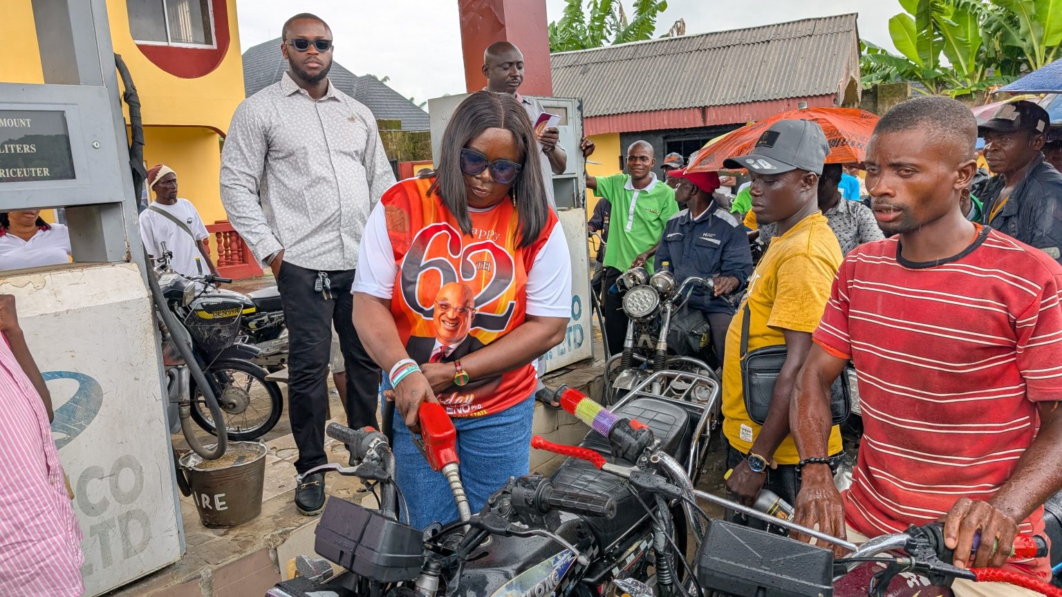 Nsit Ibom Chairman Oto Aaron supporting MOUN members and residents with fuel at Afaha Offiong to mark Governor Umo Eno’s birthday