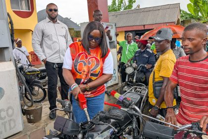 Nsit Ibom Chairman Oto Aaron supporting MOUN members and residents with fuel at Afaha Offiong to mark Governor Umo Eno’s birthday