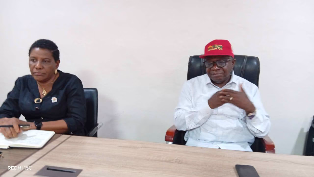Akwa Ibom SUBEB Chairman Rt. Hon. Anietie Etuk meeting contractors on school project delivery ahead of the rainy season.
