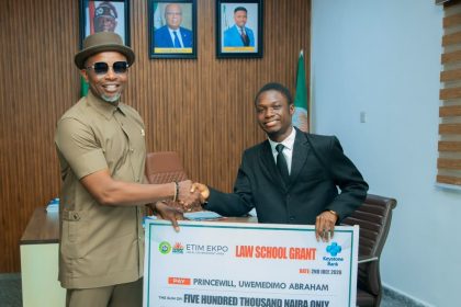 Etim Ekpo Chairman Gideon Uwa presenting N500,000 Law School grants to students
