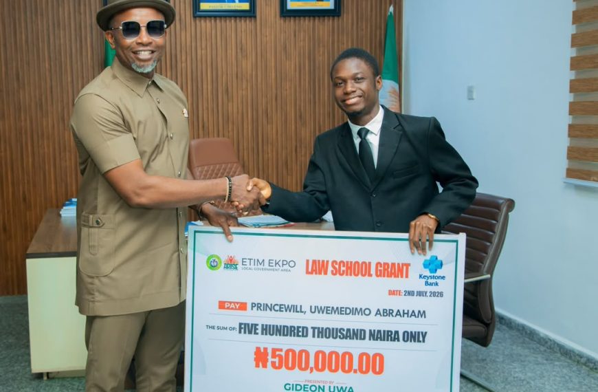 Etim Ekpo Chairman Gideon Uwa presenting N500,000 Law School grants to students