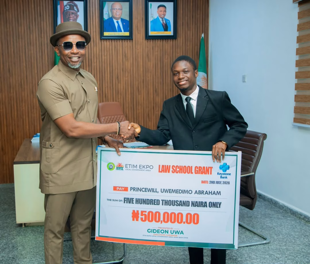 Etim Ekpo Chairman Gideon Uwa presenting N500,000 Law School grants to students